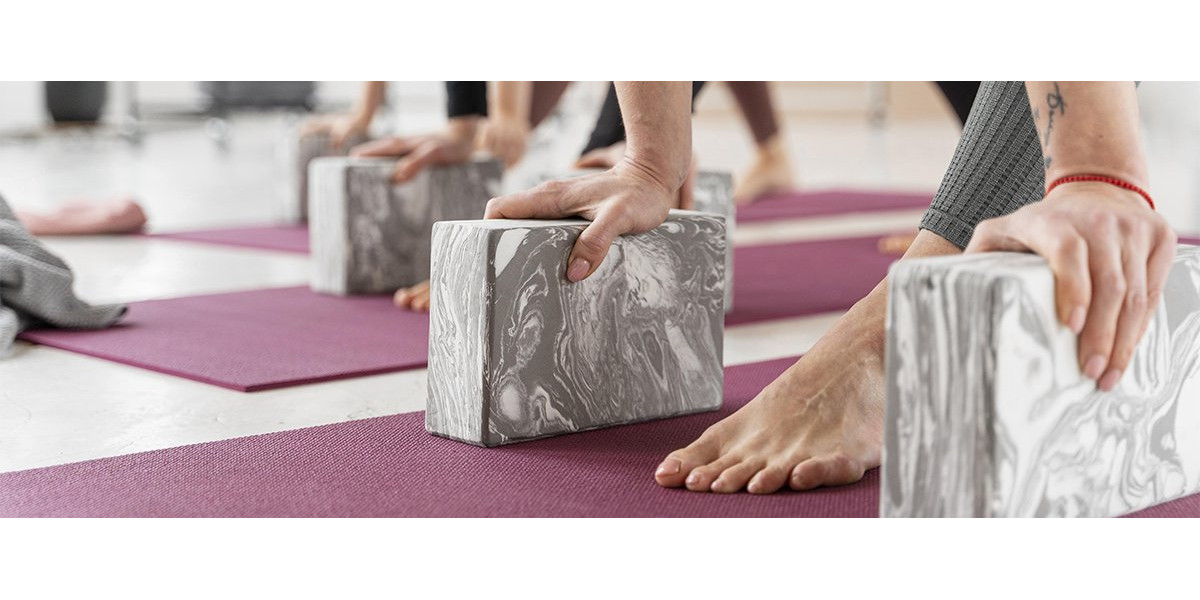 Як використовувати блок для йоги: 4 асани, які варто спробувати