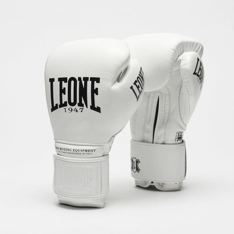 Боксерские перчатки Leone GN111 THE GREATEST White (бинты 4 м. в комплекте), 16 унций, 100% коровья кожа, Белый