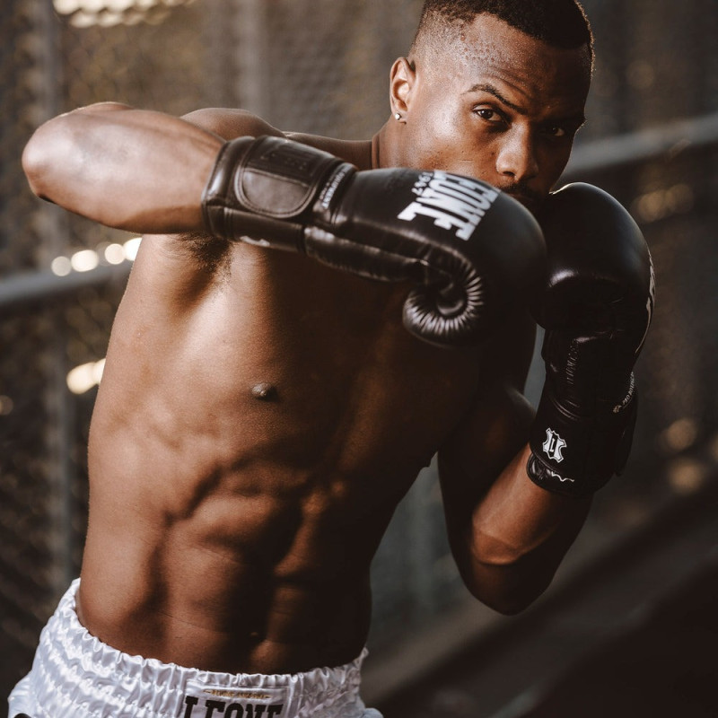 Боксерські рукавиці Leone GN111 THE GREATEST Black 14 унцій (бинти 4 м. в комплекті)