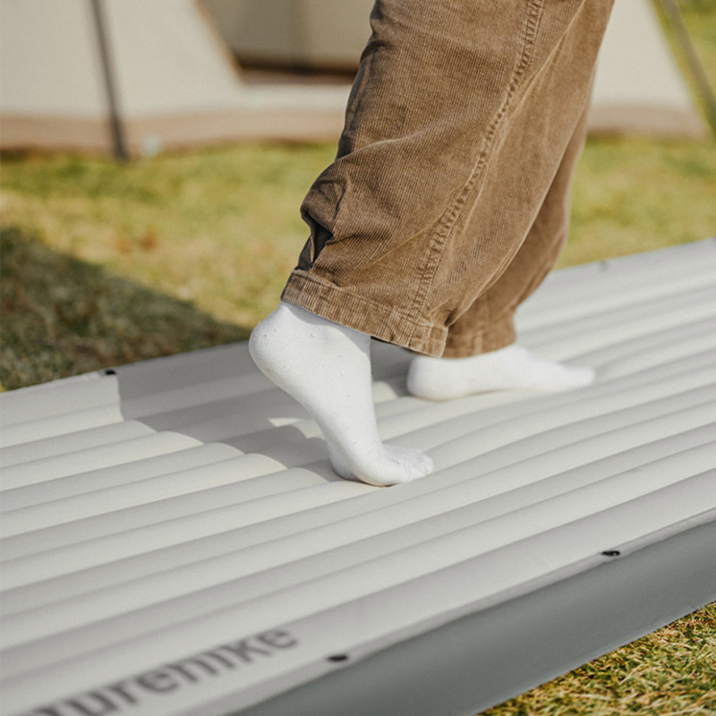 Матрац туристичний надувний одномісний Naturehike CNK2450WS035, 198х68х9.5 см, білий із вбудованою помпою для надування