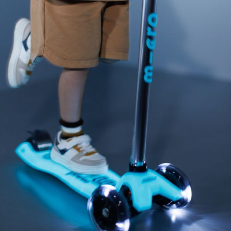 Самокат Micro серии Maxi Deluxe Glow LED - Синий хрусталь