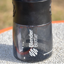 Шейкер спортивний (пляшка) BlenderBottle SportMixer Flip 20oz/590ml Black/White Шейкер спортивний (пляшка) BlenderBottle SportMixer Flip 20oz/590ml Black/White
