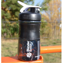 Шейкер спортивний (пляшка) BlenderBottle SportMixer Flip 20oz/590ml Black/White Шейкер спортивний (пляшка) BlenderBottle SportMixer Flip 20oz/590ml Black/White