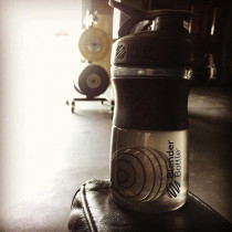 Шейкер спортивний (пляшка) BlenderBottle SportMixer Flip 20oz/590ml Black Шейкер спортивний (пляшка) BlenderBottle SportMixer Flip 20oz/590ml Black