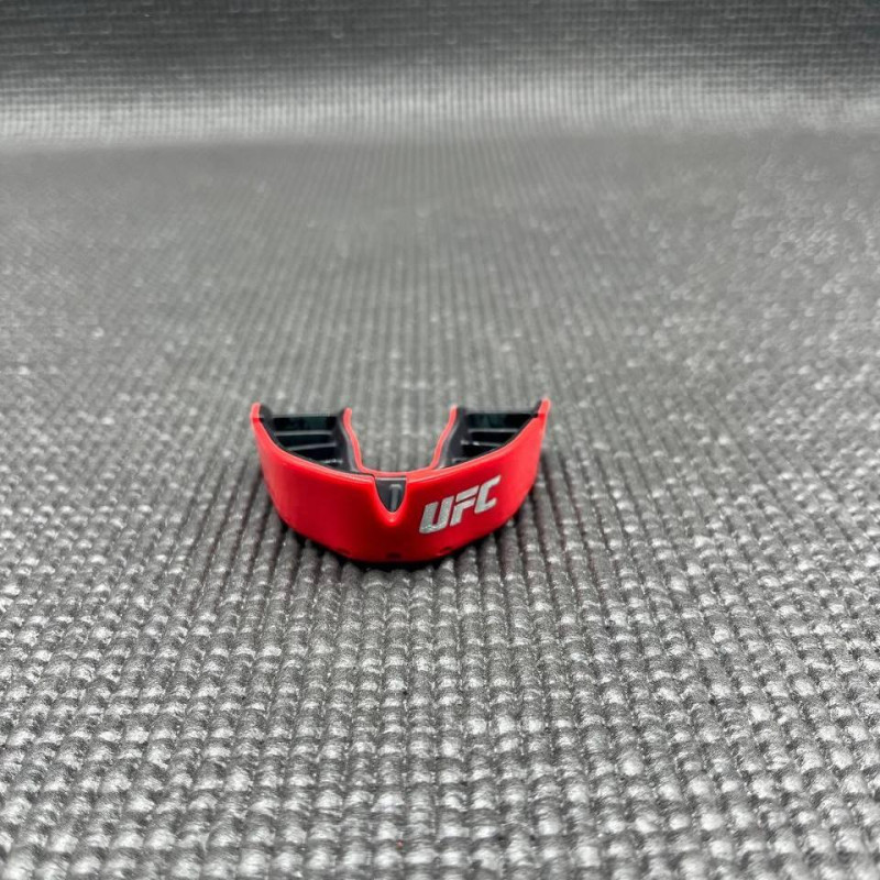 Капа OPRO Silver UFC Self-Fit, Доросла (вік 11+) Red/Black, Посадка: Кип'ятіння та компресійна клітка, плавники, Термопластик, Hi-Flow гель, Червоно-чорний