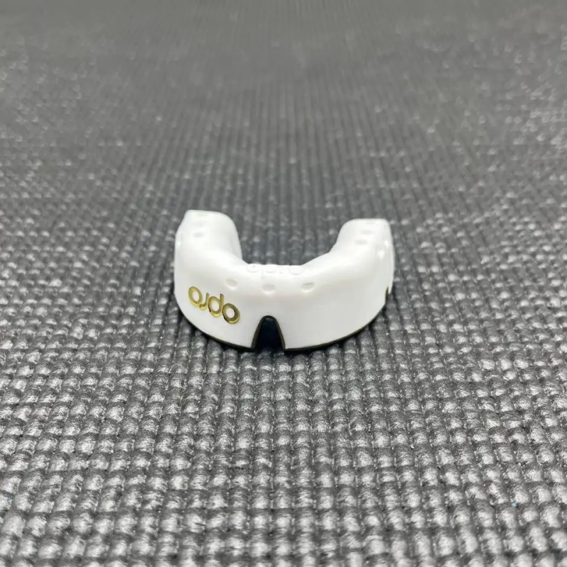 Капа OPRO Gold дитяча (вік до 10р.) White/Gold (art.102505005)