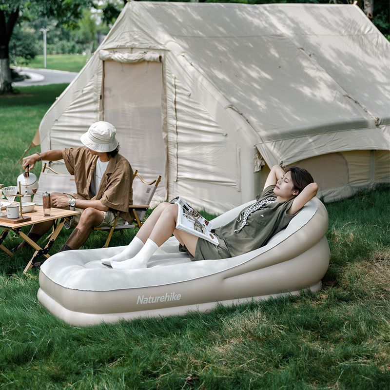 Матрац кемпінговий надувний одномісний Naturehike CNK2300DZ020, 180x90x60 см, бежевий із вбудованим насосом для надування