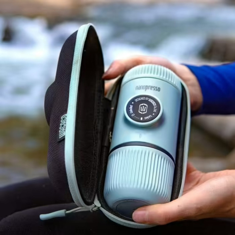 Портативна еспресо-кавоварка Wacaco Nanopresso блакитна з чохлом, механічна, для меленої кави
