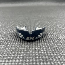 Капа OPRO Instant Custom-Fit UFC доросла (вік 11+) Silver/Black (art.102529002) Капа OPRO Instant Custom-Fit UFC доросла (вік 11+) Silver/Black (art.102529002)