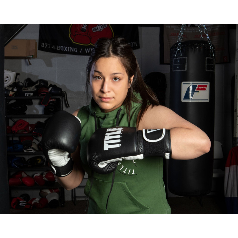 Боксерські рукавиці TITLE Boxing Dynamic Strike Black/White 12 oz