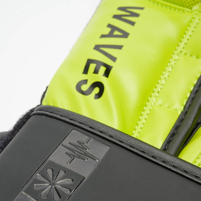 Боксерские перчатки Leone GN313 WAVES Black (капа в комплекте), 12 унций, 100% PU, Черный