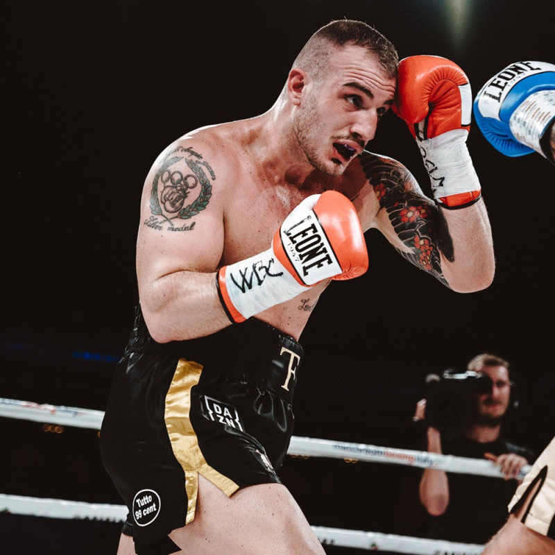 Боксерские перчатки Leone GN047 SHOCK Red (бинты 4 м. в комплекте), 12 унций, 100% кожа буйвола, Липучки, Красный