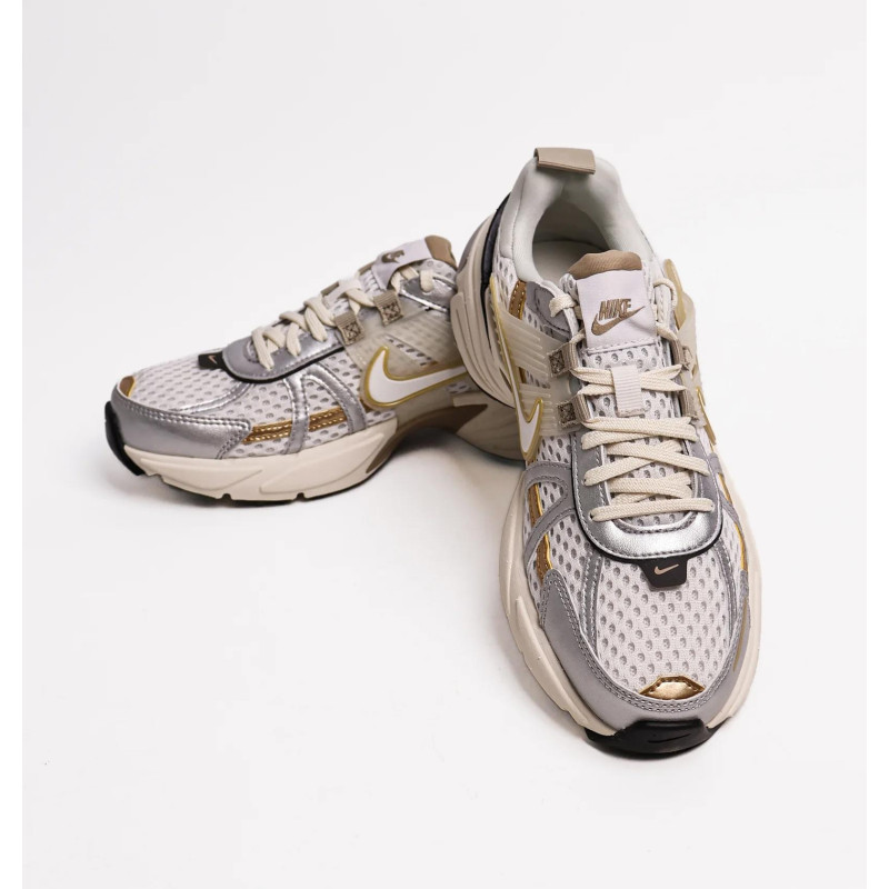 Кросівки жіночі Nike V2k Run (HJ7245-100)